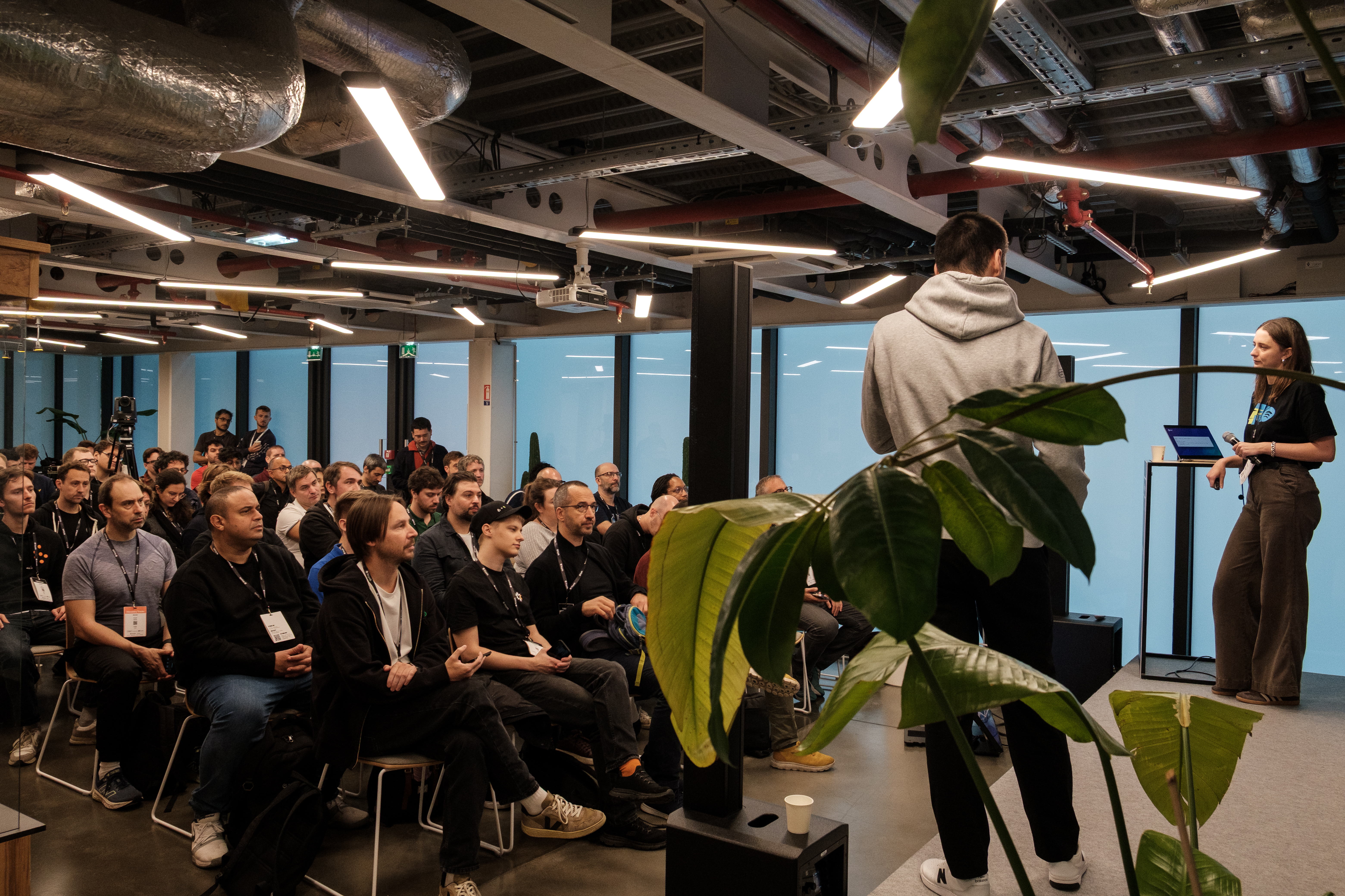 Jo Kelly-Fenton and Aleksander Mitic present about refactoring Spotify's codebase